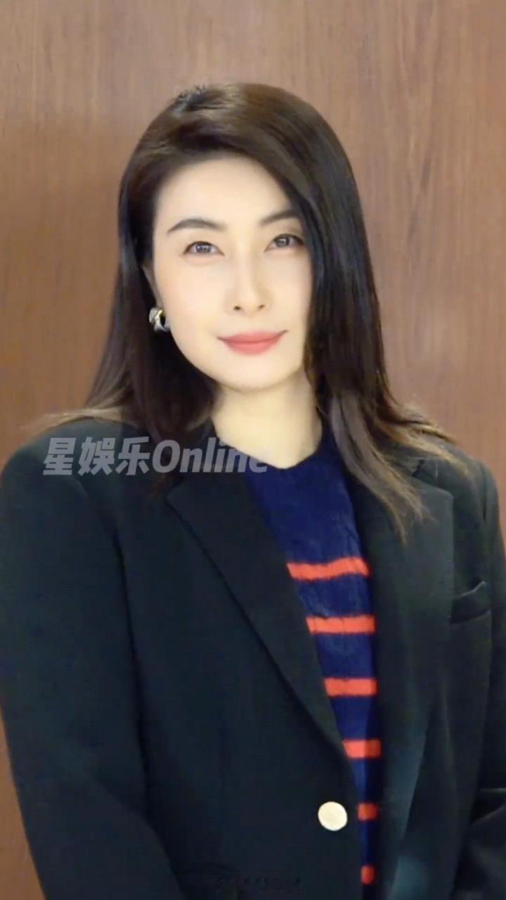 郭晶晶43岁状态  郭晶晶活动状态 郭晶晶43岁状态真好，笑起来好温柔！ 
