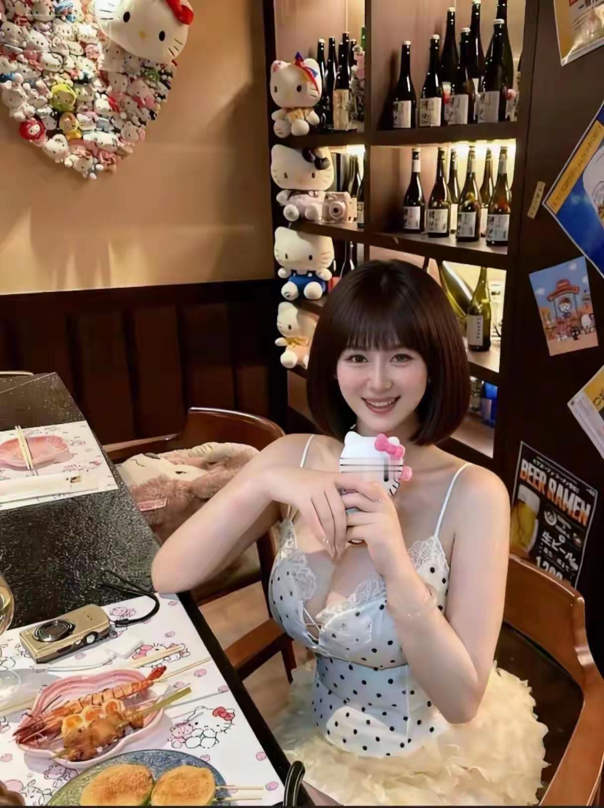 猫儿抱酒瓶，笑语话家常。