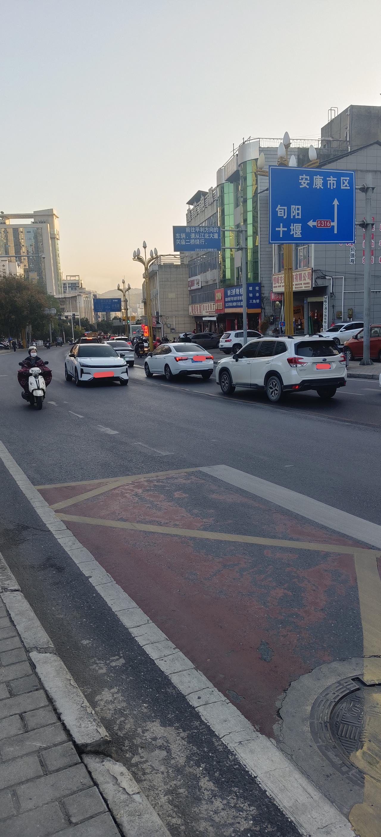 很多人说安康的世纪大道和它的名字有点不符，其实就是316国道，江北到张岭的这一段