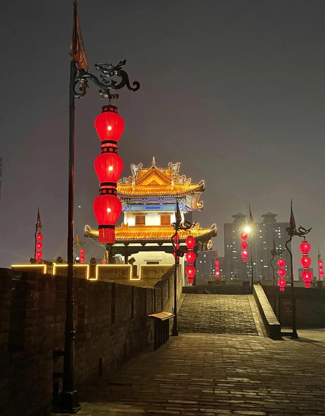 来西安？
别再挤网红打卡点了！

这份本地人整理的实用攻略，帮你避开人潮，吃爽玩