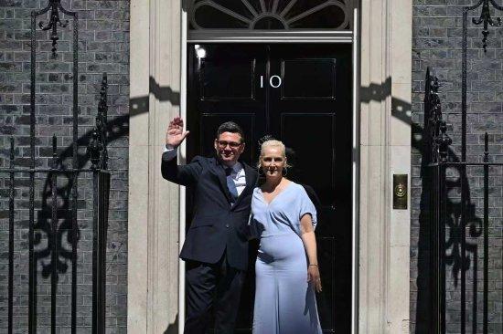 英国新首相安迪·伯纳姆7月20日正式搬进唐宁街10号，上任后头一件事就引起了不少