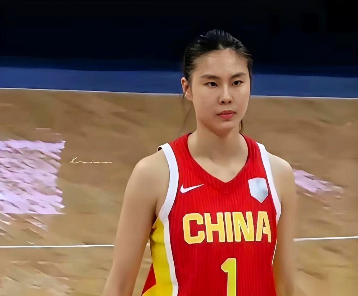 中国女篮迎战捷克队，对手赛前缺了两大主力中锋。
谁也没想到，上半场结束中国队反倒