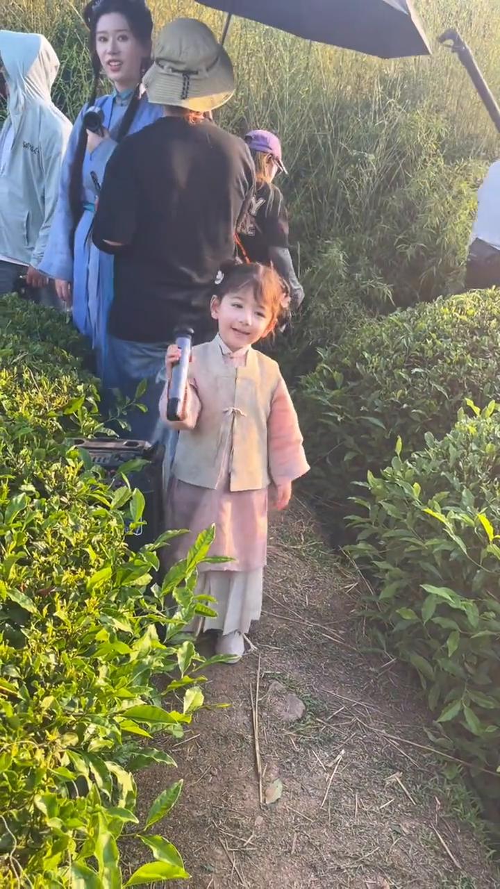 我们去上学，妈妈去上班，我也不难，我去上学啦。爸爸妈妈去上班，我上幼儿园，我不哭