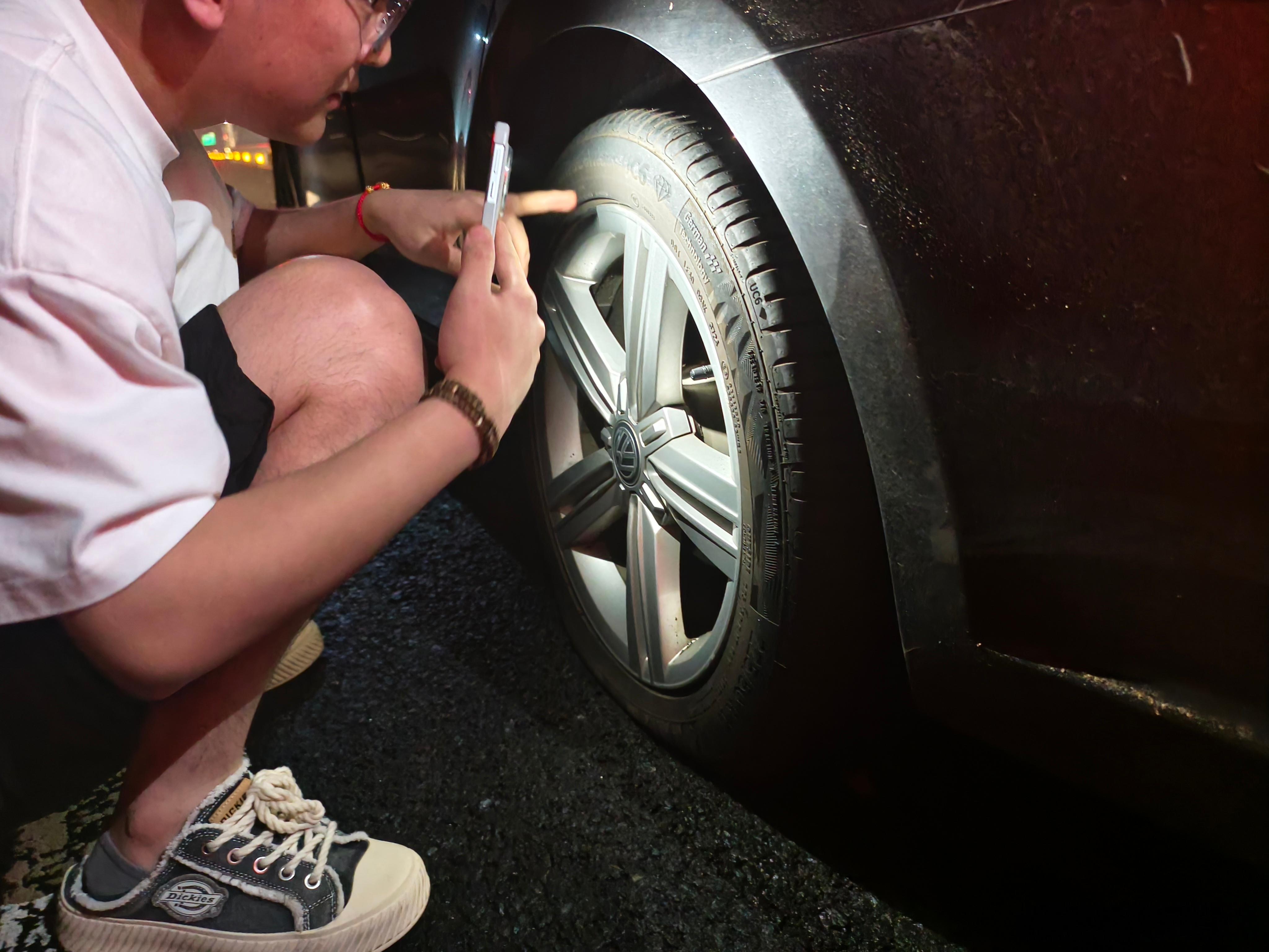 丢....大半夜高速上压到东西轮胎爆了。后面好几辆车似乎都压到了，赶紧和警察叔叔