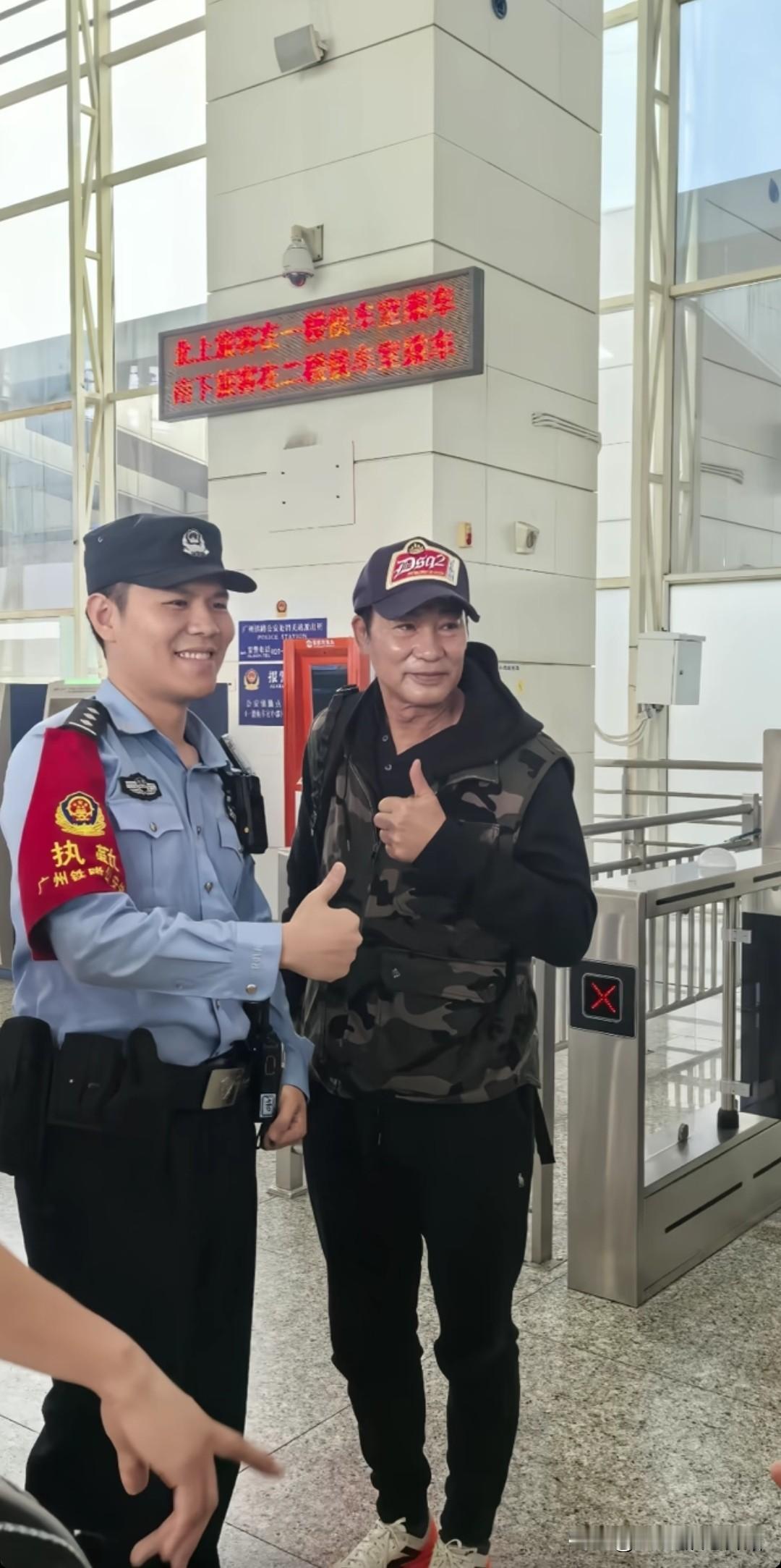 任达华也太接地气了。

近日，在广东韶关车站，71岁的香港演员任达华坐高铁出差演