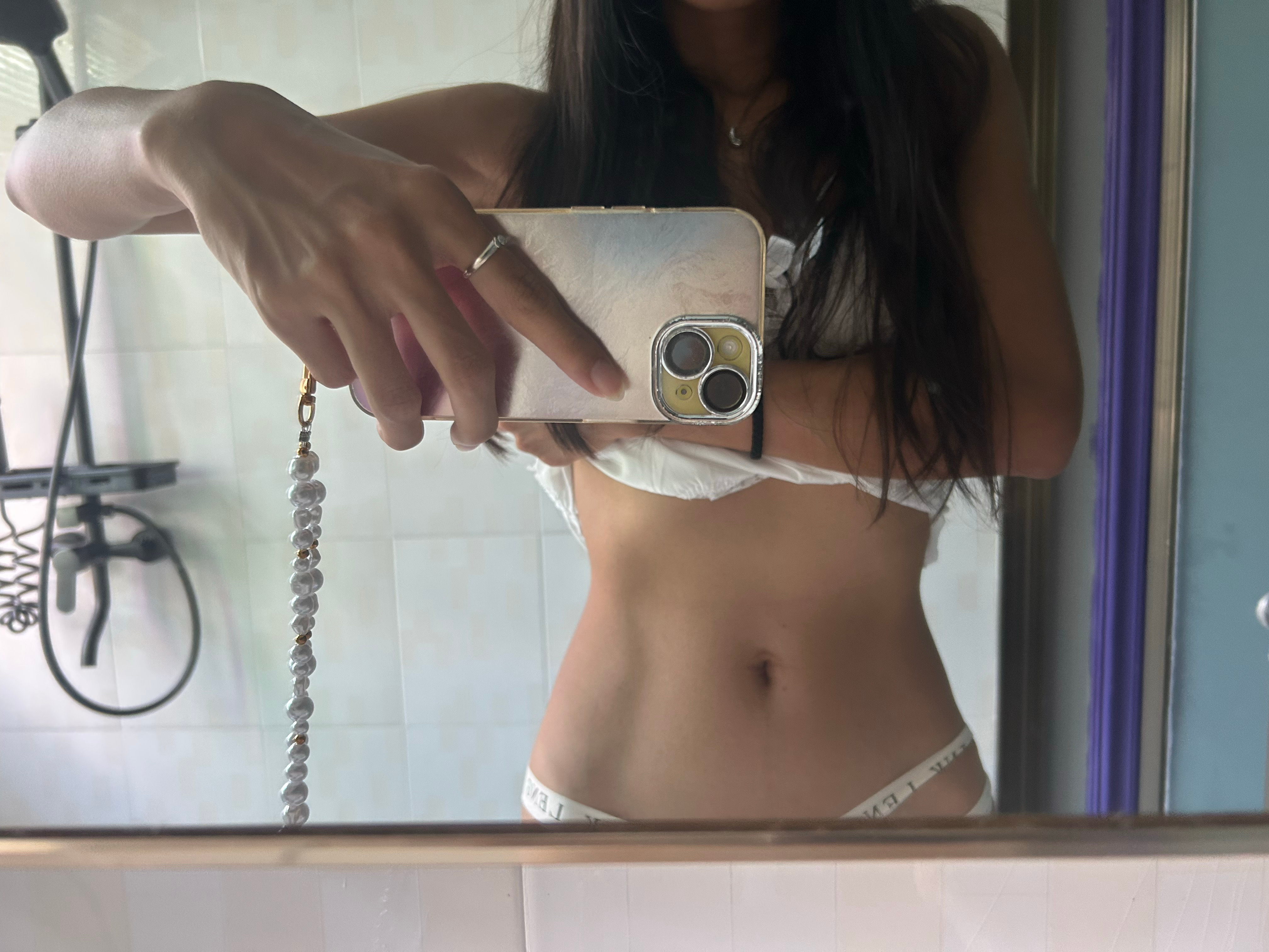 现在的真实肤色，并且瘦到有腰了，这还是狂吃两周体重恢复了近5斤，在岛上每天几乎不