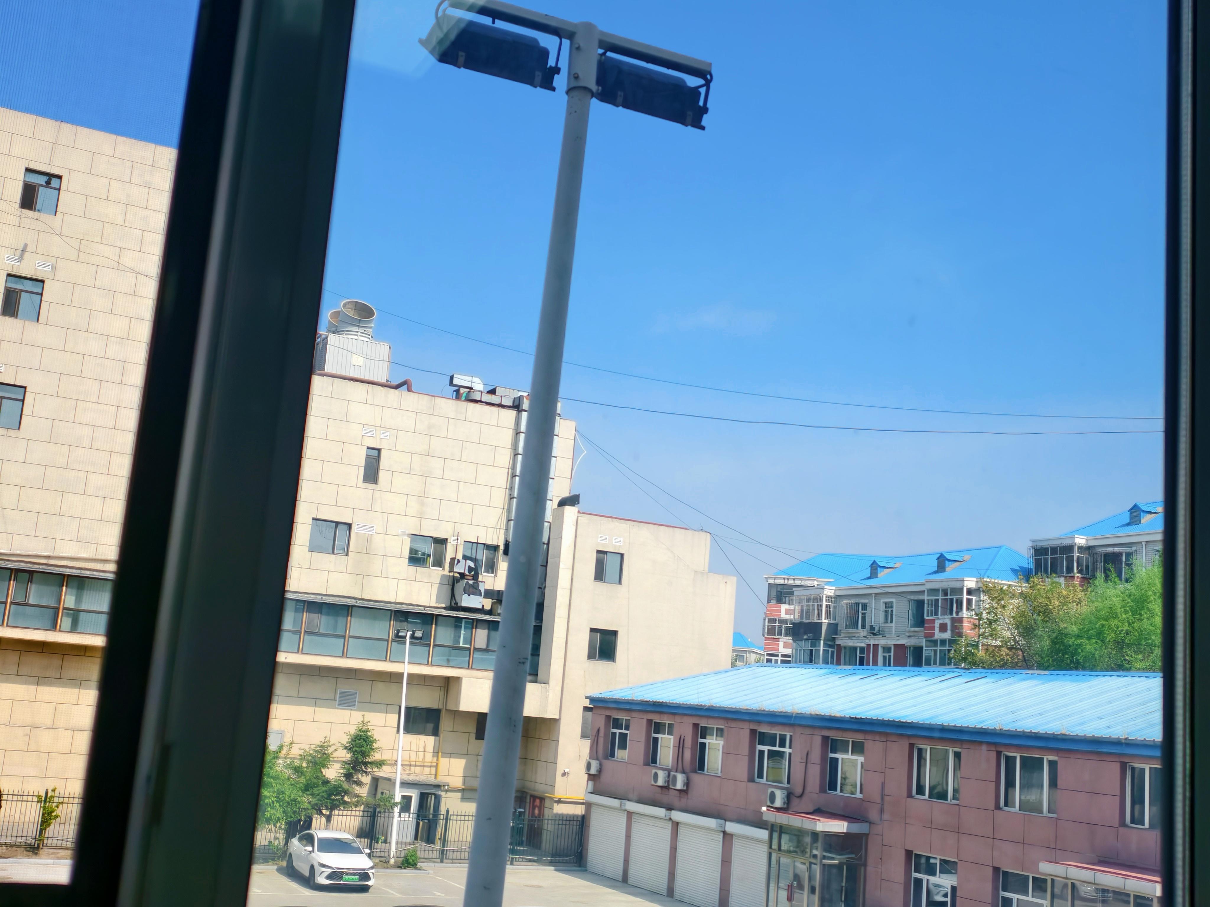 今天天气好好，我应该出去玩而不是坐在办公室摸鱼 
