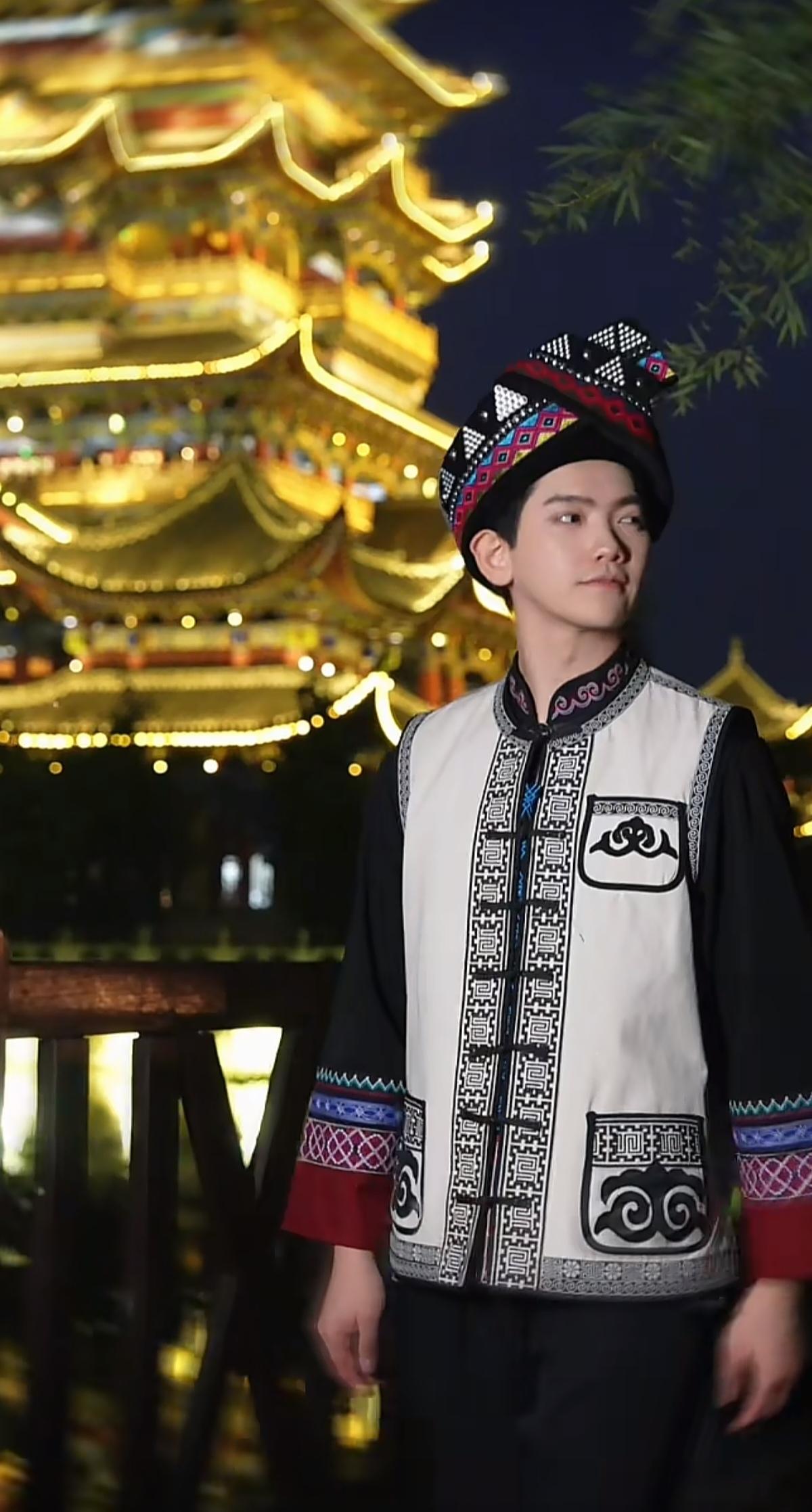 万物境秀，七彩云南。
夜幕行江畔，灯火照永昌。
传熙今天在云南保山永子棋院的妆造