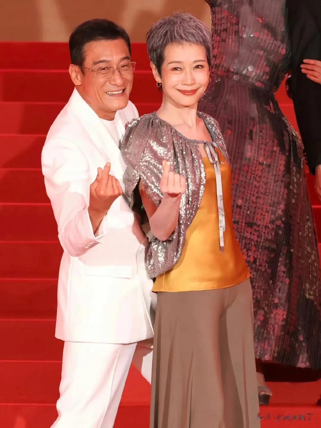 叶童原名李思思，经纪公司觉得她的名字像古人，当时又流行起艺名，思来想去，最后决定