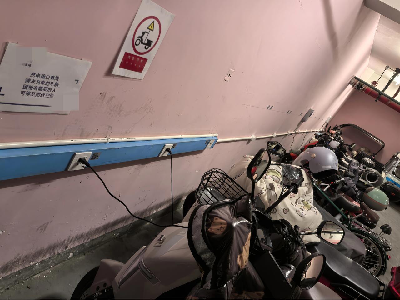 真的太无语了，一辆辆不充电的电瓶车，甚至还有自行车，都占着充电位置，让我大半夜四