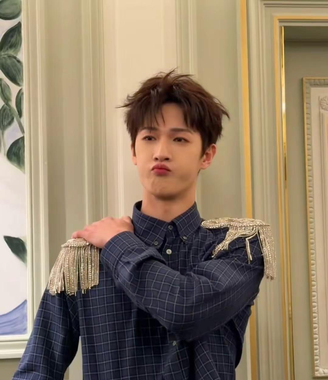 宝宝你好萌啊 我也想和你一起看秀🥺@李昀锐Lin