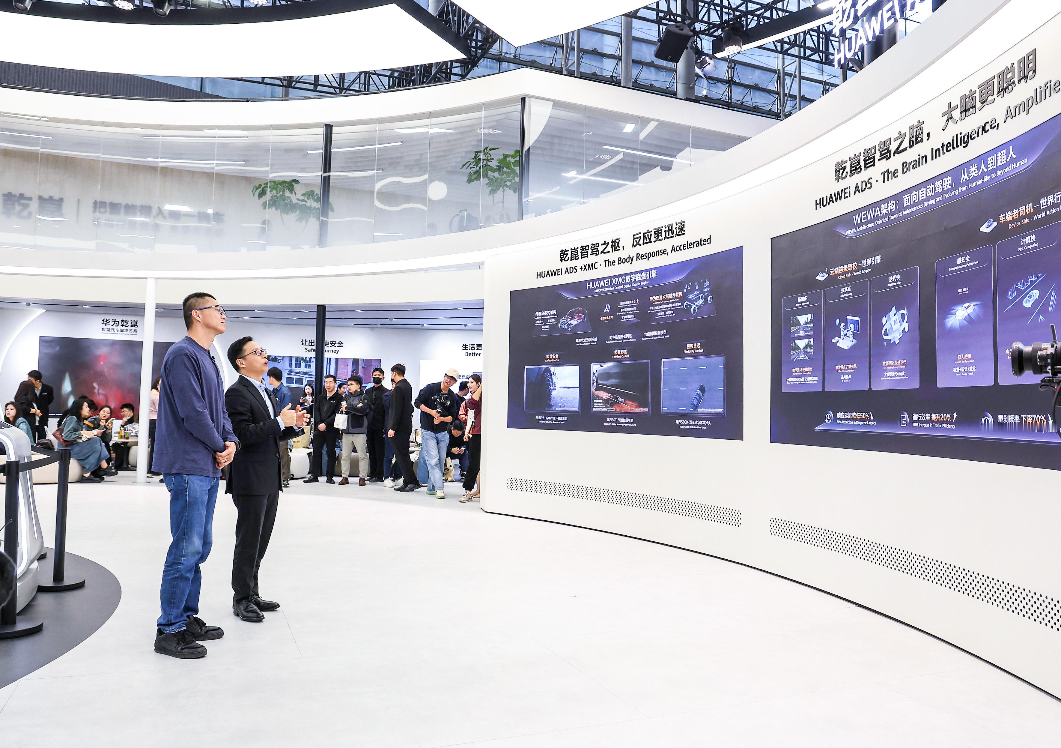 华为乾崑要做豪华“安全线”，靳玉志直接摊牌了华为靳玉志与车圈大V陈震广州车展直播