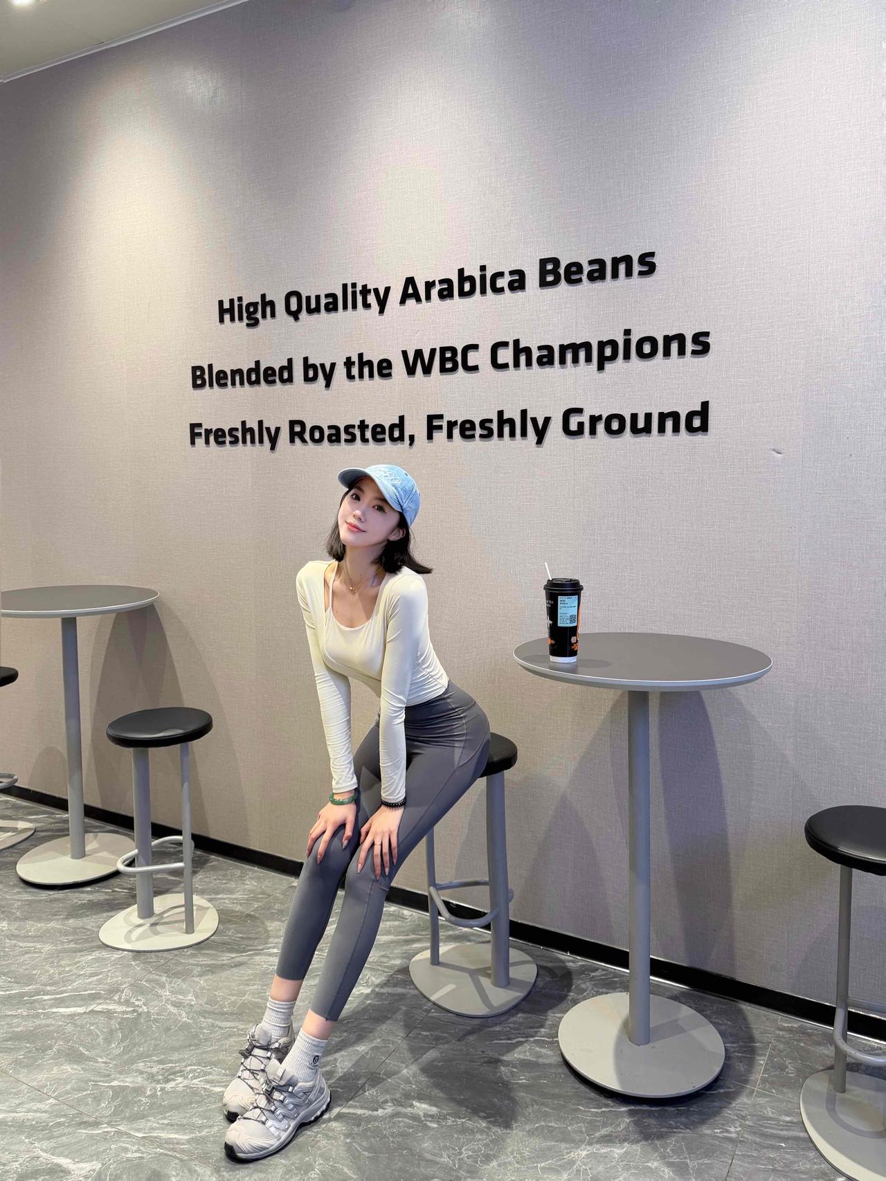 刚健完身，来咖啡厅拍拍照