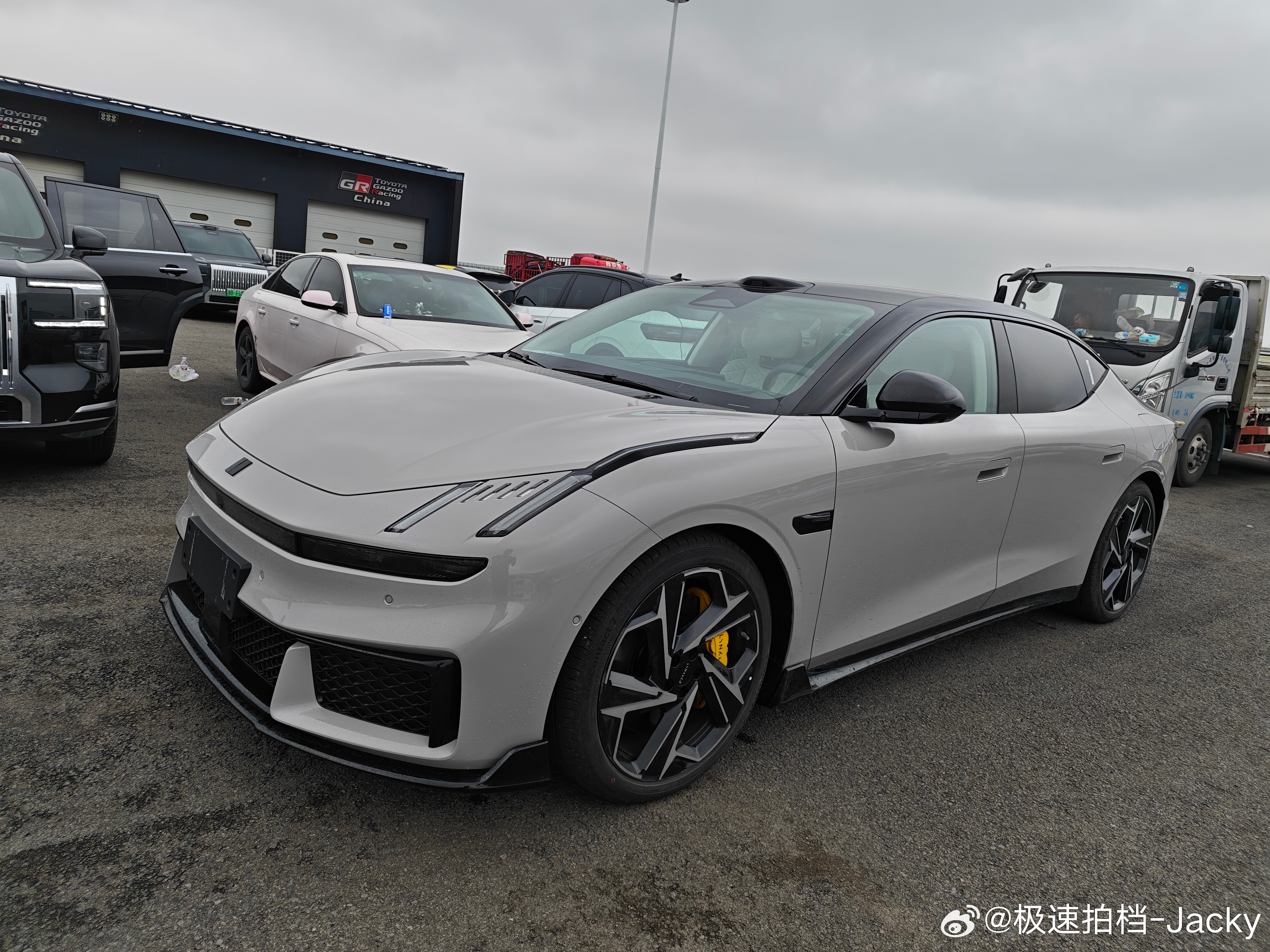 今天来试新车，顺手开了一下领克10后驱真不错。整车质感，底盘和转向手感都好评。如