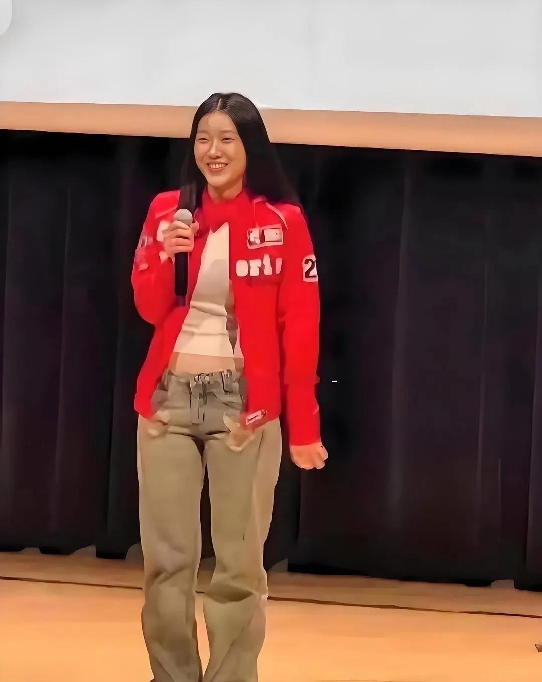 **标题：她穿的根本不是“丑”，是你没看懂的新货币**
说她“土”的人，根本没看