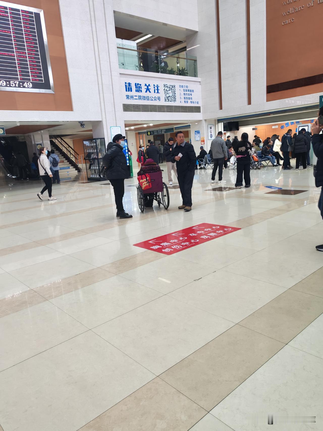 我的公公有些“娇气”。自从腊月二十我回老家过年。公公看见我空闲了，就和我搭话。诉