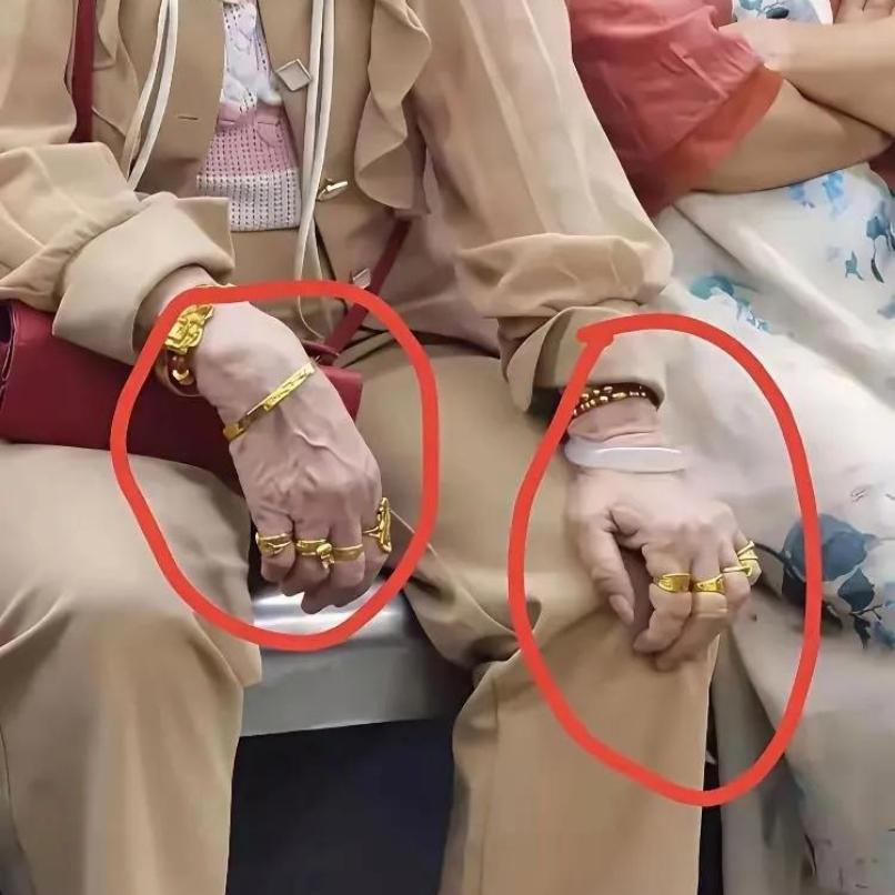 地铁偶遇一位大哥，瞬间分不清谁才是真富豪
 
坐地铁撞见一位大哥，手上戴满了戒指