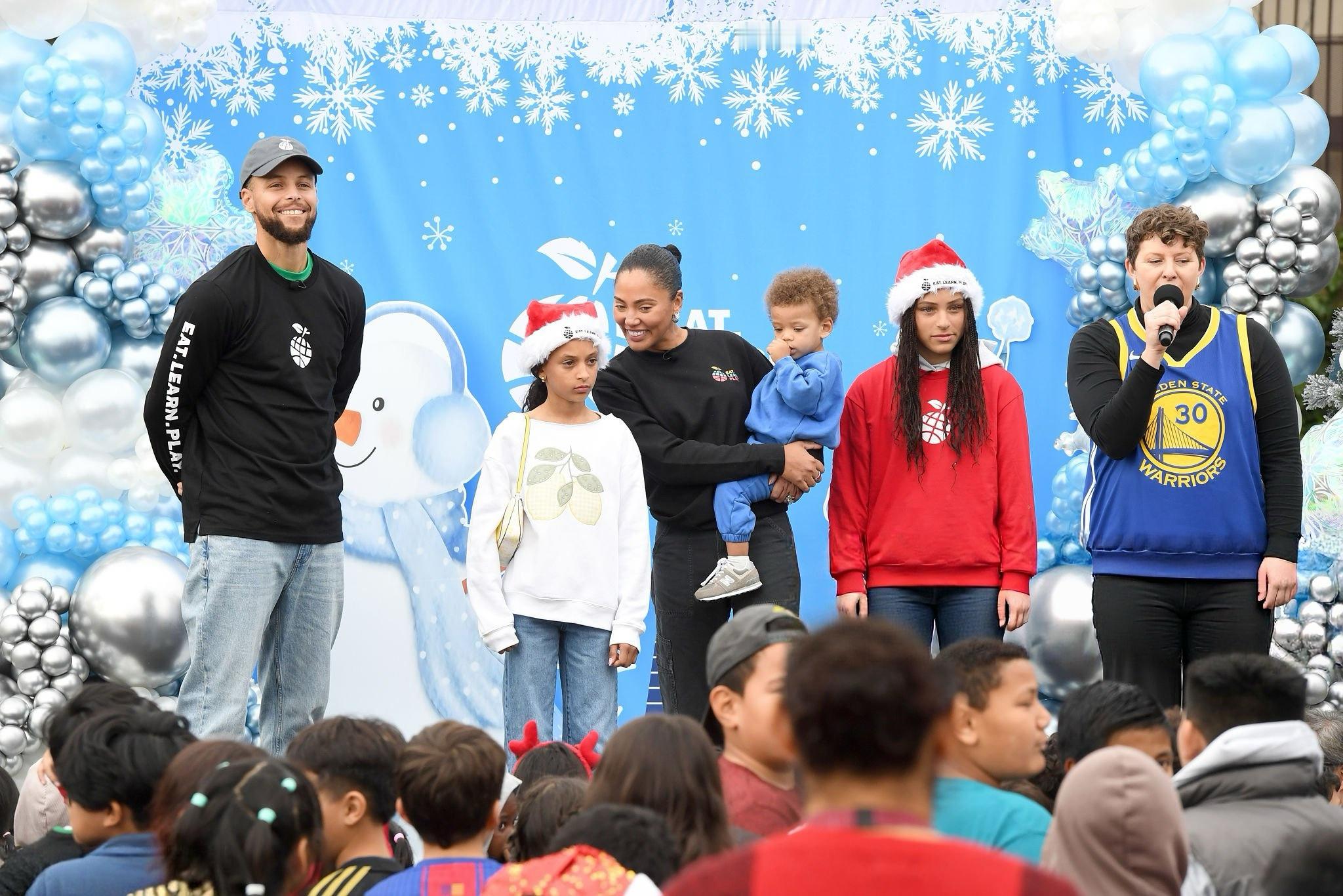 又是一年圣诞🎄库里夫妇的慈善基金会E.L.P.持续为孩子们送温暖🎅 💫🧑