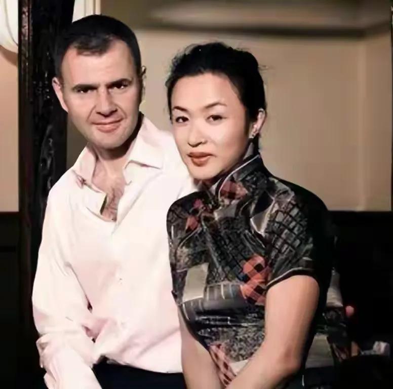 虽然是再婚
虽然是跨国恋
虽然孩子们都是领养的
但看的出来
两个人是非常投缘的
