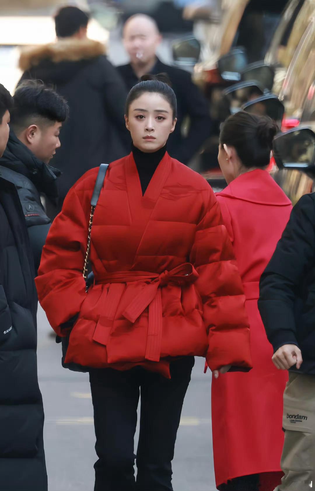蒋欣羽绒服 蒋欣一袭大红色新中式羽绒服好美 