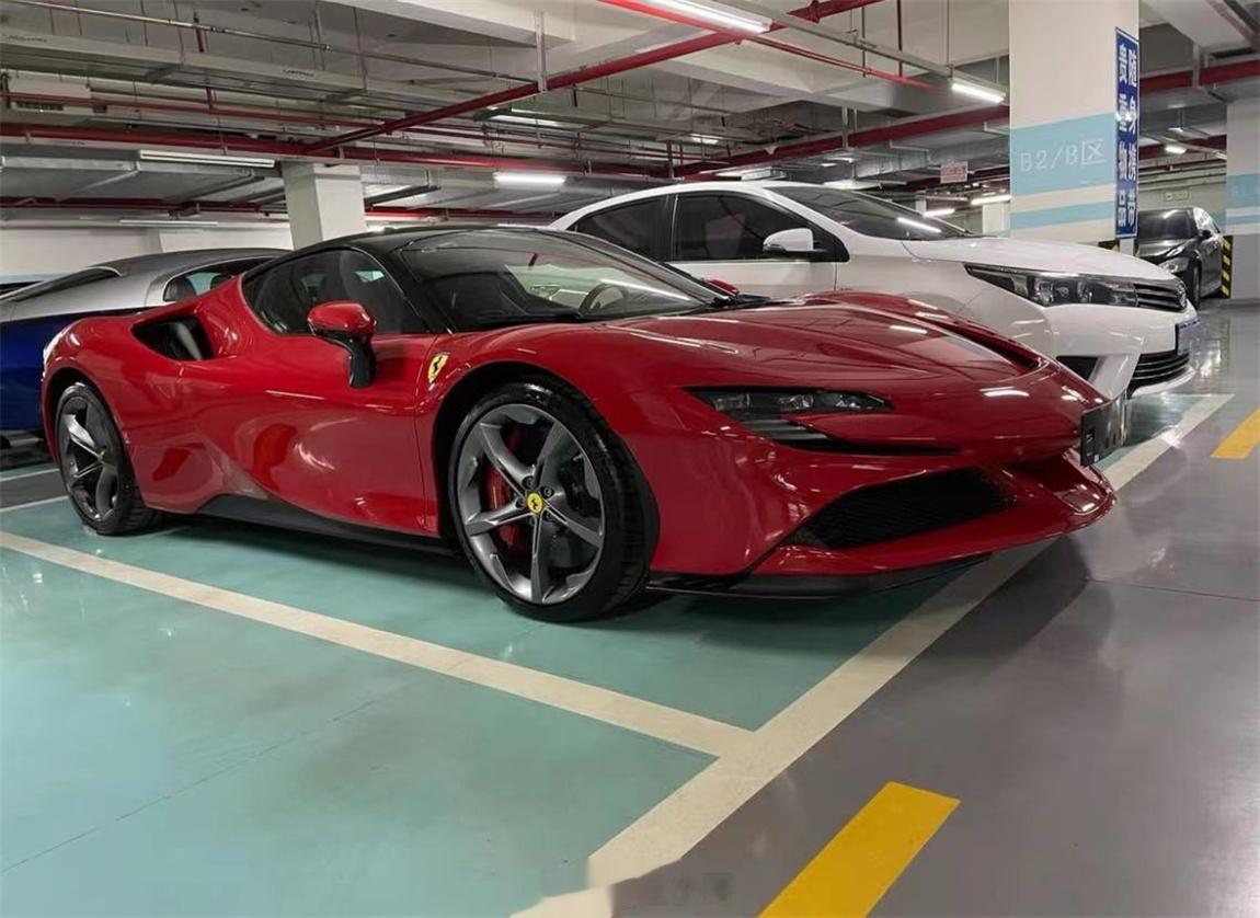 法拉利 SF90 Stradale 红/黑 准新车去年1月上牌，3000公里，原