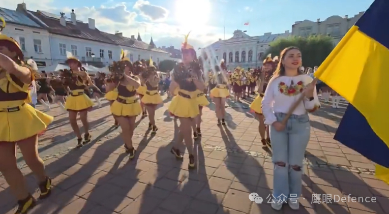 除了在乌克兰国内，乌克兰国旗日当天，还有数百人聚集在布鲁塞尔欧盟议会大楼外，展开