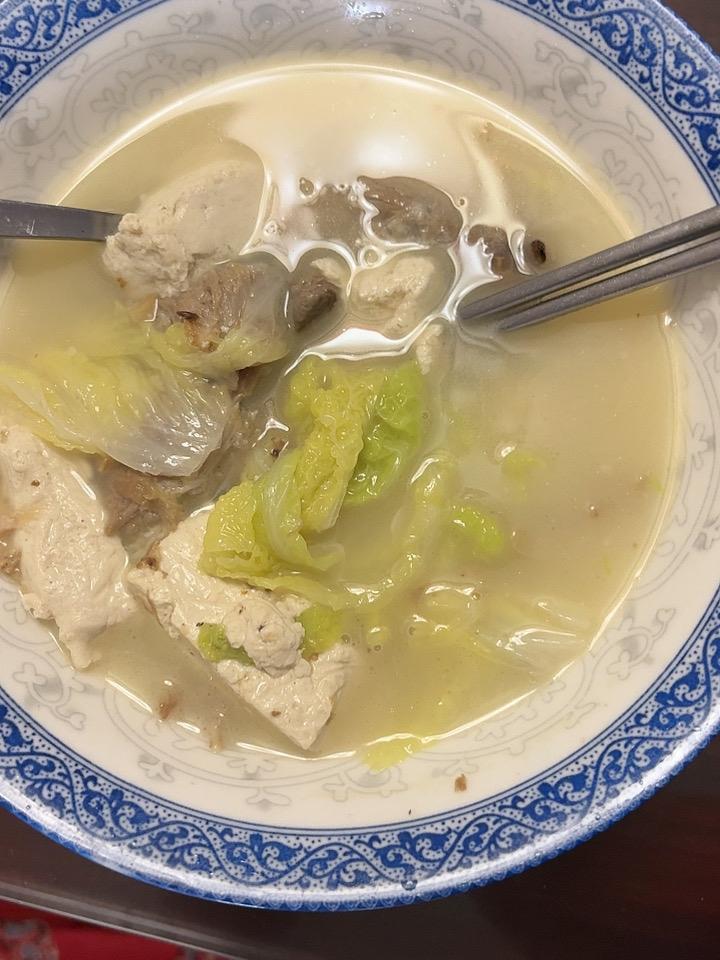 今天中午吃白菜豆腐汤！