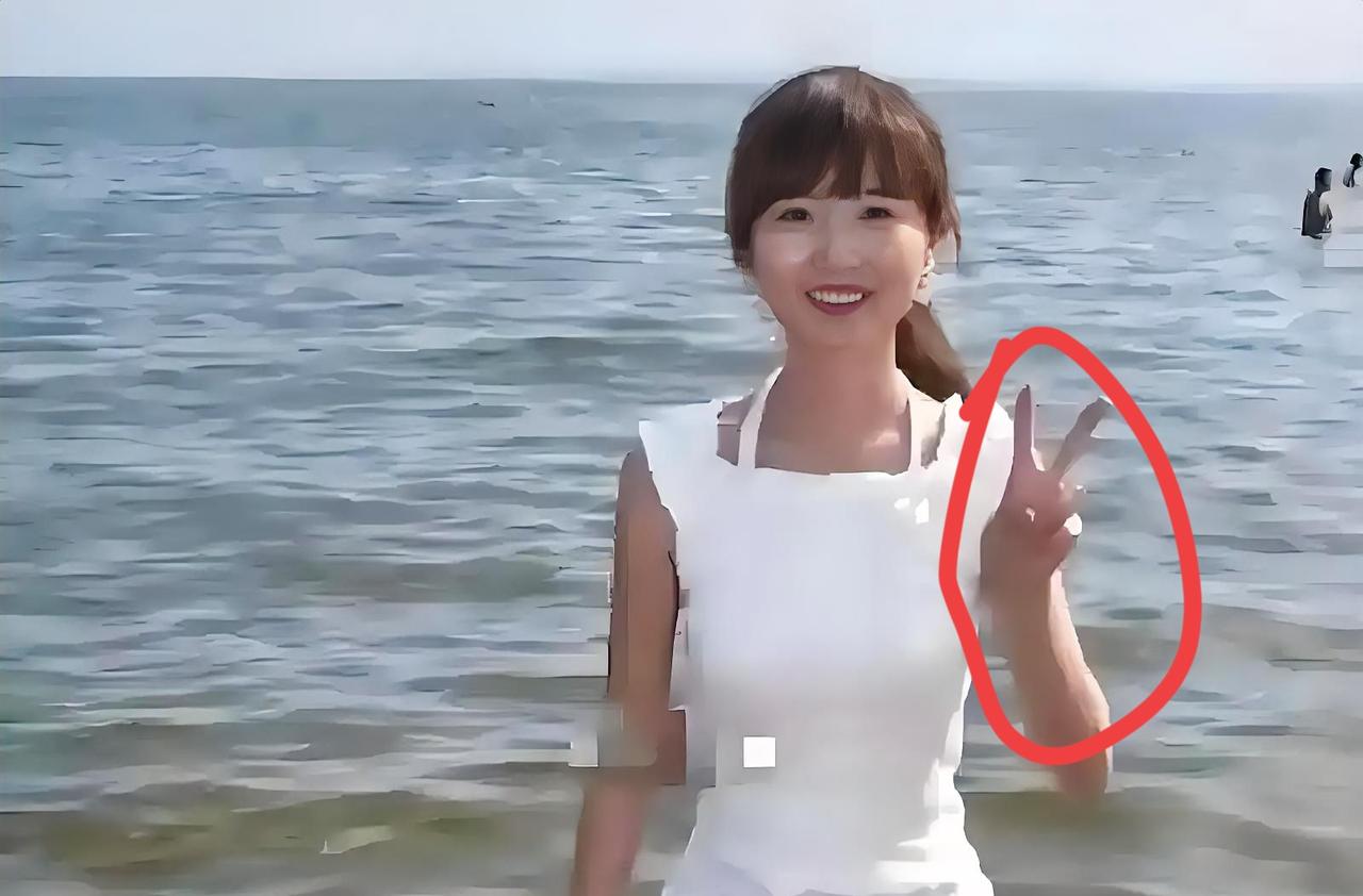 大家发现没？
翟欣欣很喜欢做一个手势
那就是经典拍照姿势剪刀手  每在一个地方捞