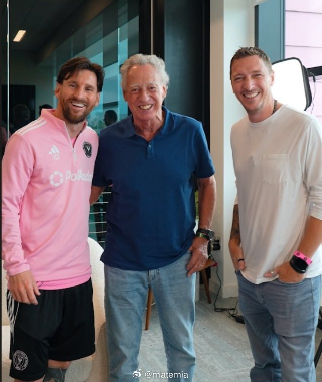 梅西和基克·沃尔夫🇦🇷和他的儿子一起在Simply Football中 ！！