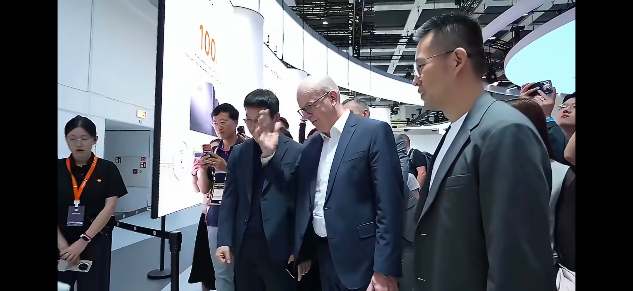 博西CEO打卡小米IFA展台博西家电就我博世和西门子合资的家电制造商，后面成为博