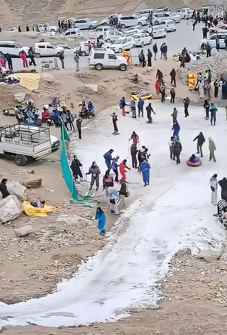 印度打造滑雪场？
印象里印度是热带国家啊，哪来的雪啊，人造雪？他那平均气温二三十
