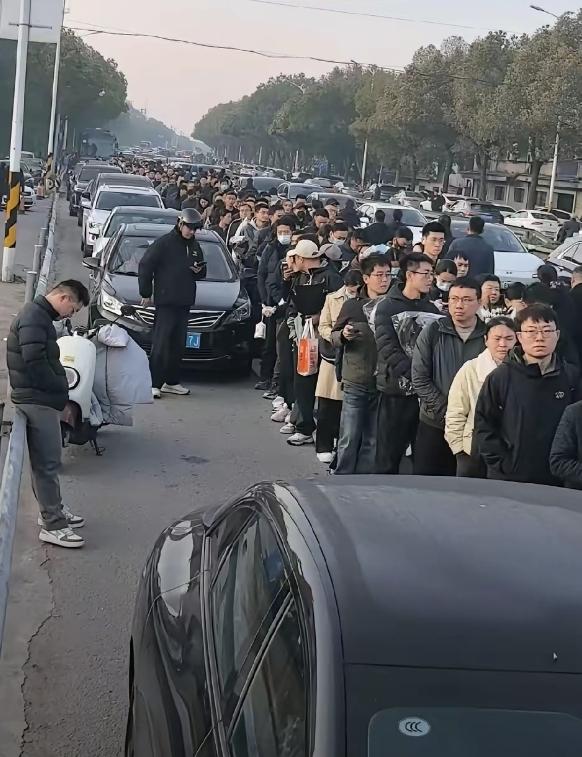 今天，苏州横泾木东路人山人海，车水马龙，自发送别张雪峰的队伍绵延数公里，场面让人