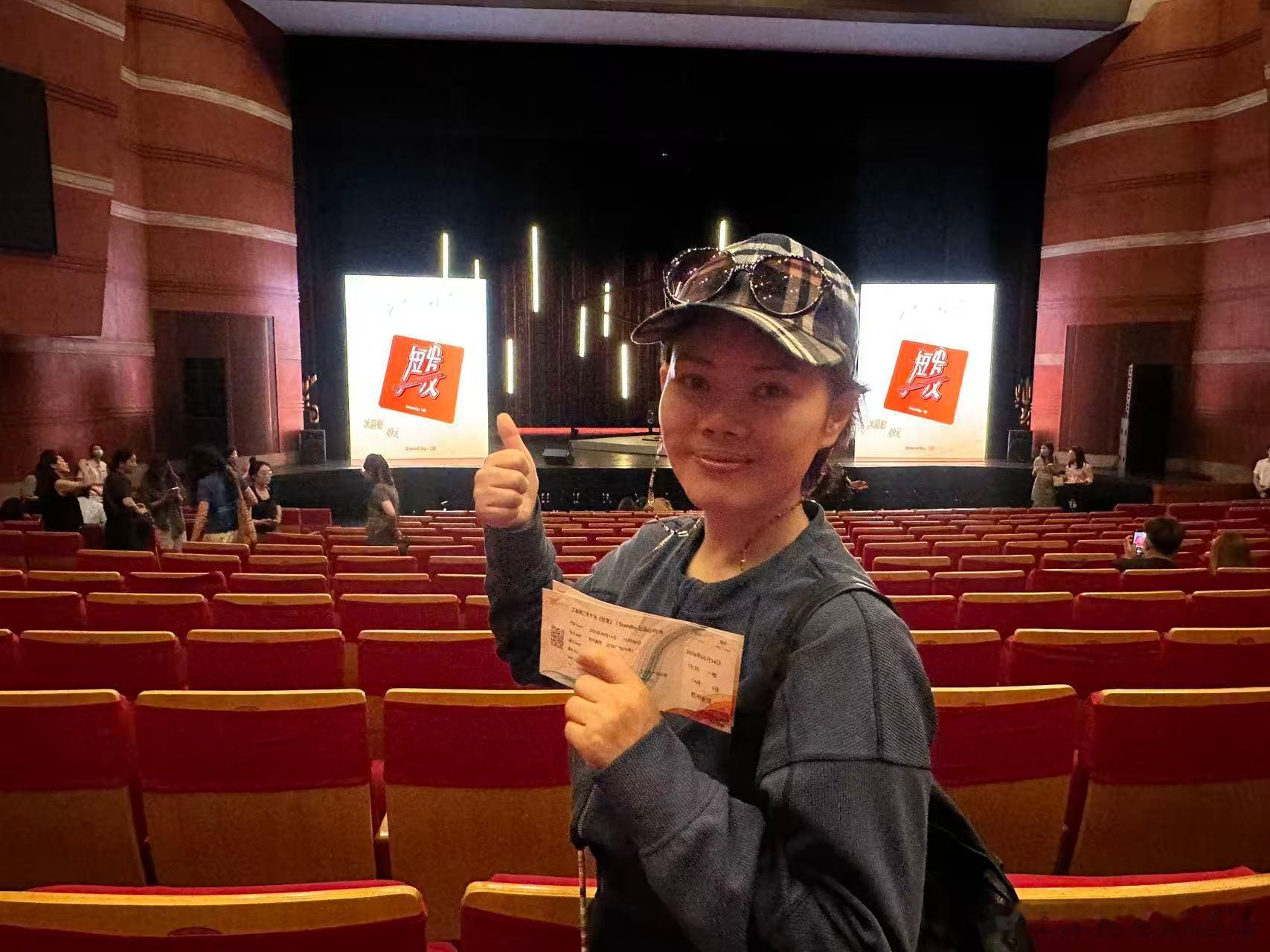 刚才从杭州剧院出来，看王越的《短发》专场。在这个成都妹妹的演出中，我看见了我的豆
