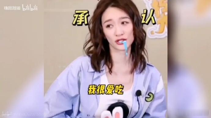 李小冉的人设：不爱保养，冷白皮美女，喜欢熬夜打游戏，喜欢吃东西…… ​​​