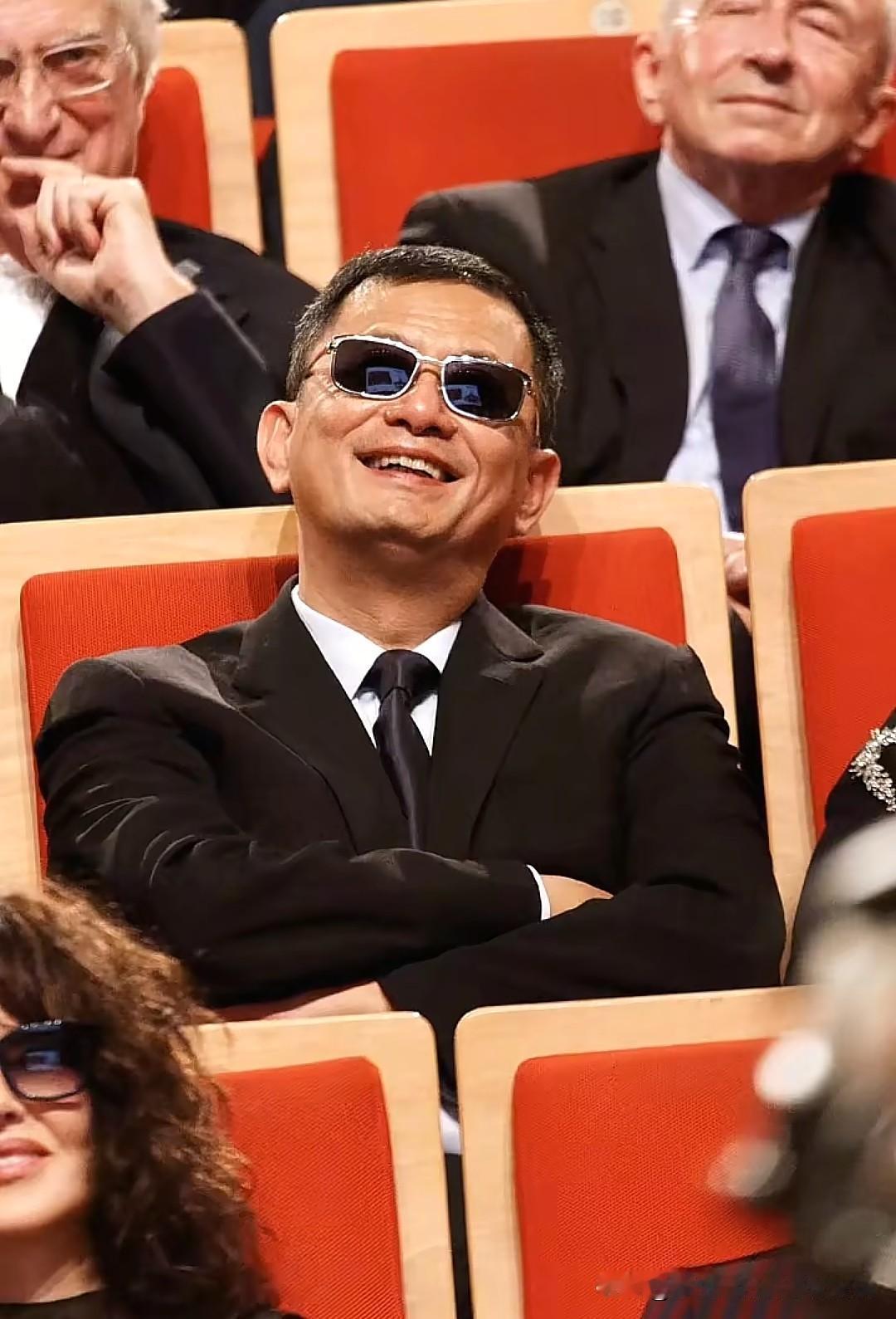 王家卫背后蛐蛐的明星艺人，都有哪些呢？有唐嫣，说她爱装。有游本昌，说他不是省油的