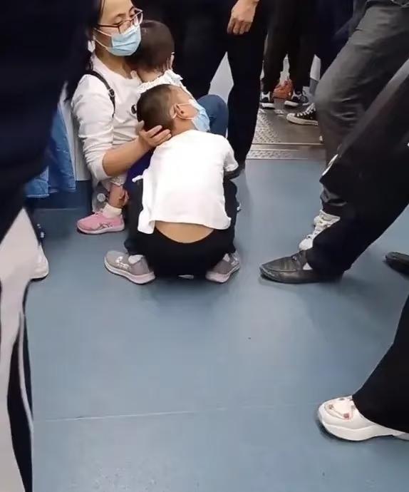 📢 废掉一个孩子最快的方式，就是不停跟他“讲道理”！



昨天在电梯里，
看