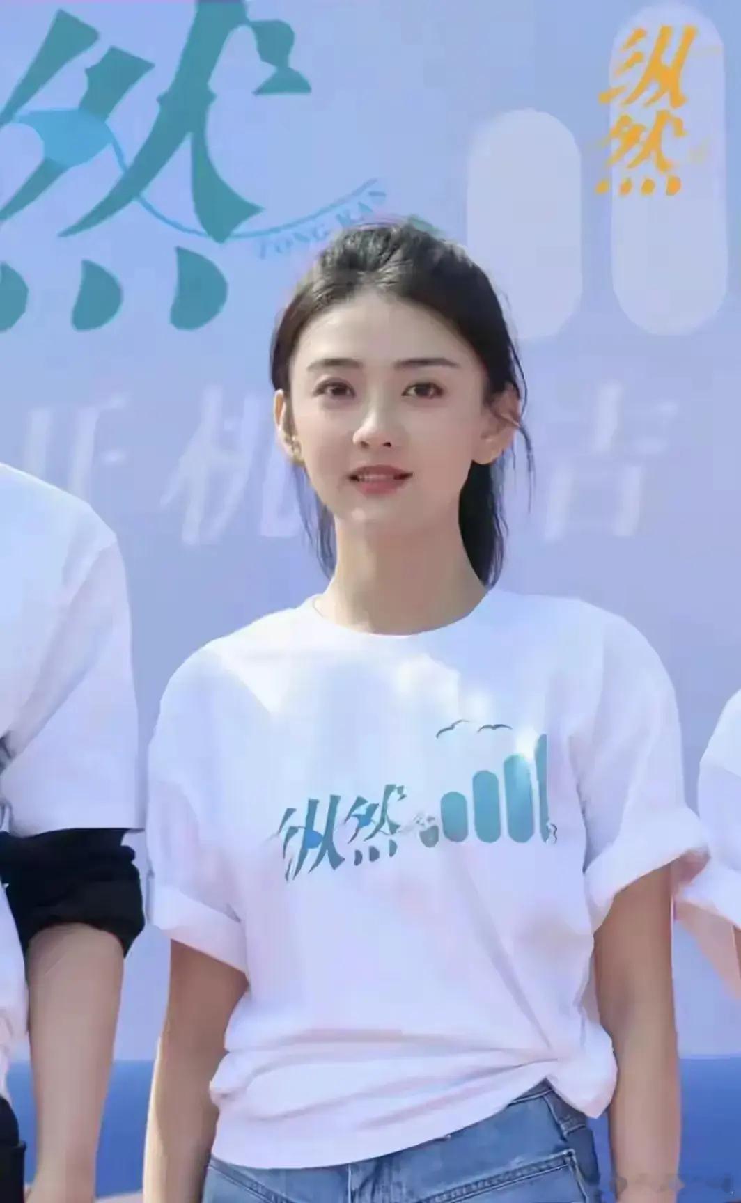 梁洁不愧是军区大院长大的，这气质干干净净的一般人真没有！ ​​​