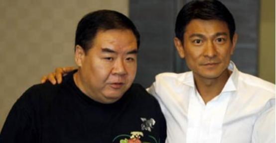 1993年，郑则仕公司破产，欠下8000万外债，走投无路之际，他给昔日好友周润发