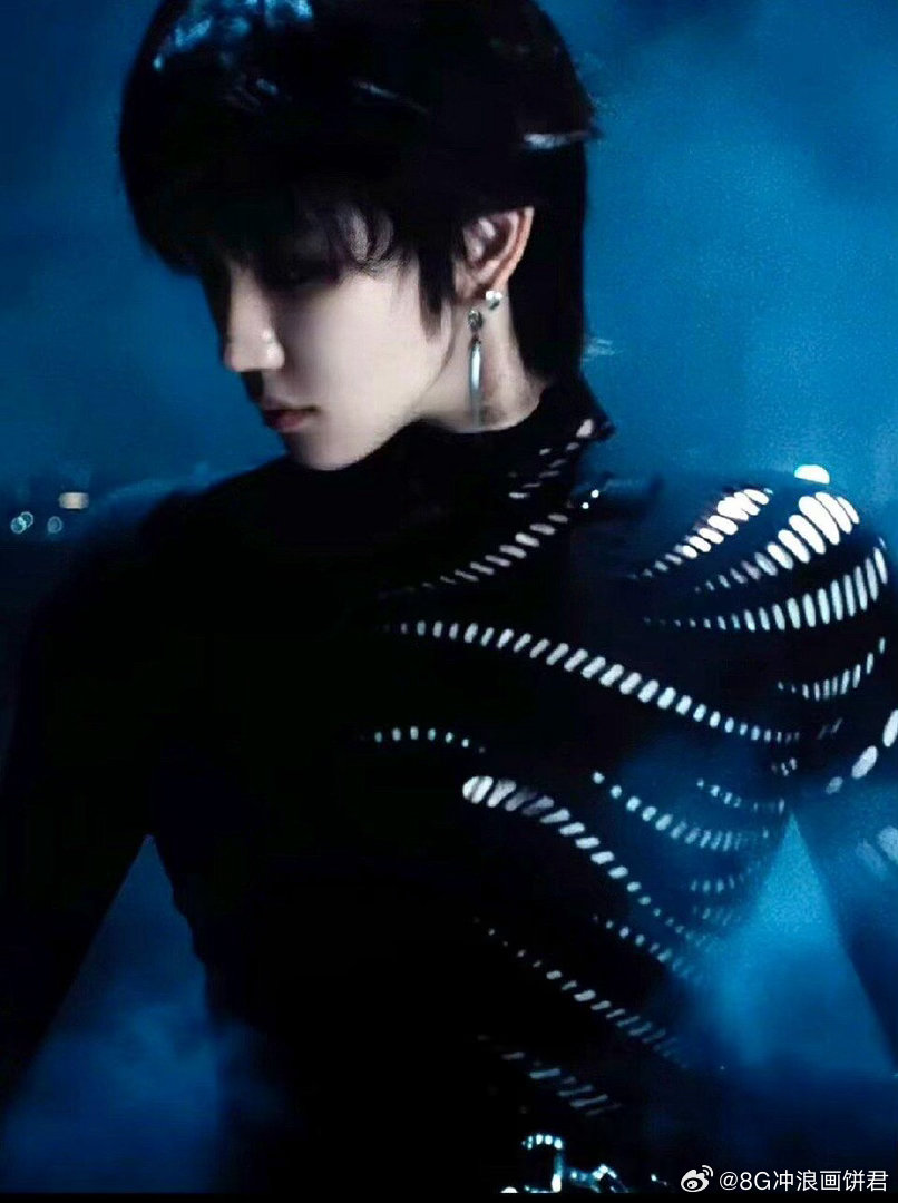 谁来管管徐明浩的幽默感徐明浩这么妙的嘛上一秒还在认真聊艺术，下一秒就“人皮内搭”