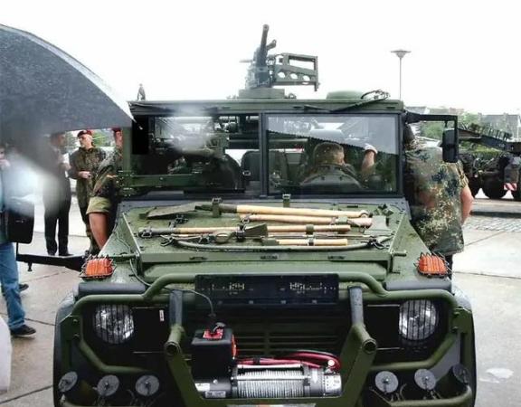 军车为什么几乎都是柴油车，而不用汽油车和新能源车？这就是战场的生存法则，柴油车是