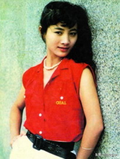 图一是在中国时的白灵，图二是去美国后的白灵。两张照片间隔时间大约3年。旧社会让人