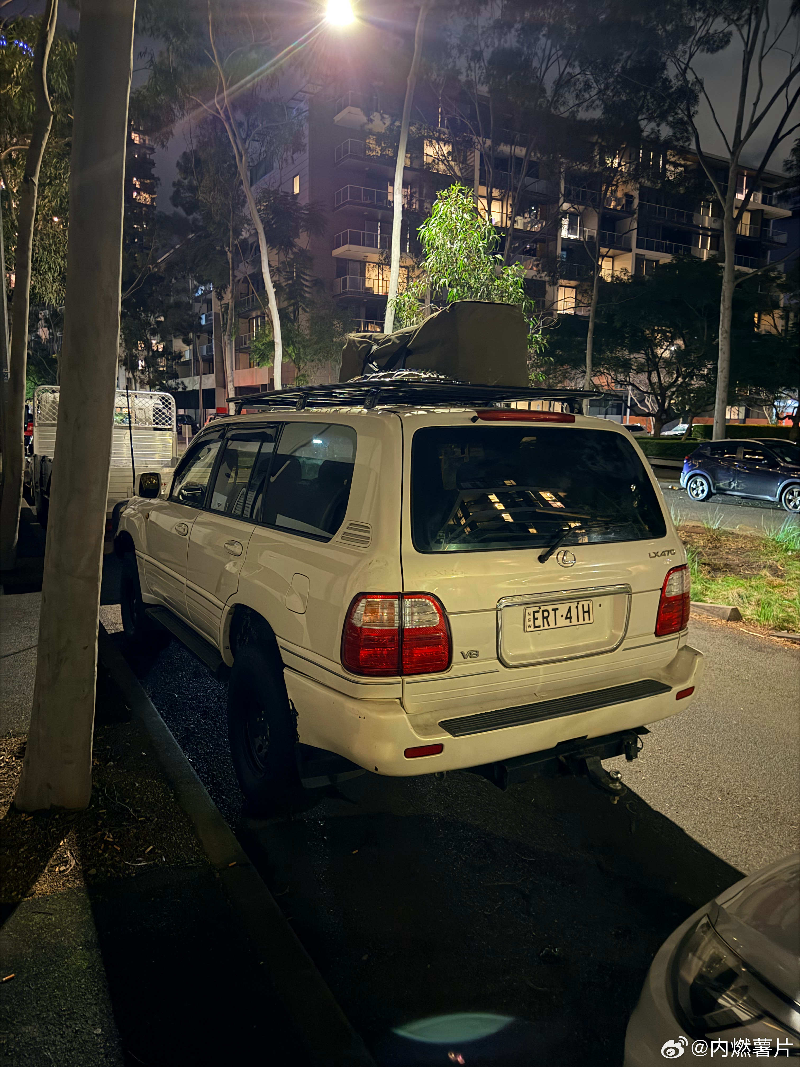 暗光下的有趣小车 