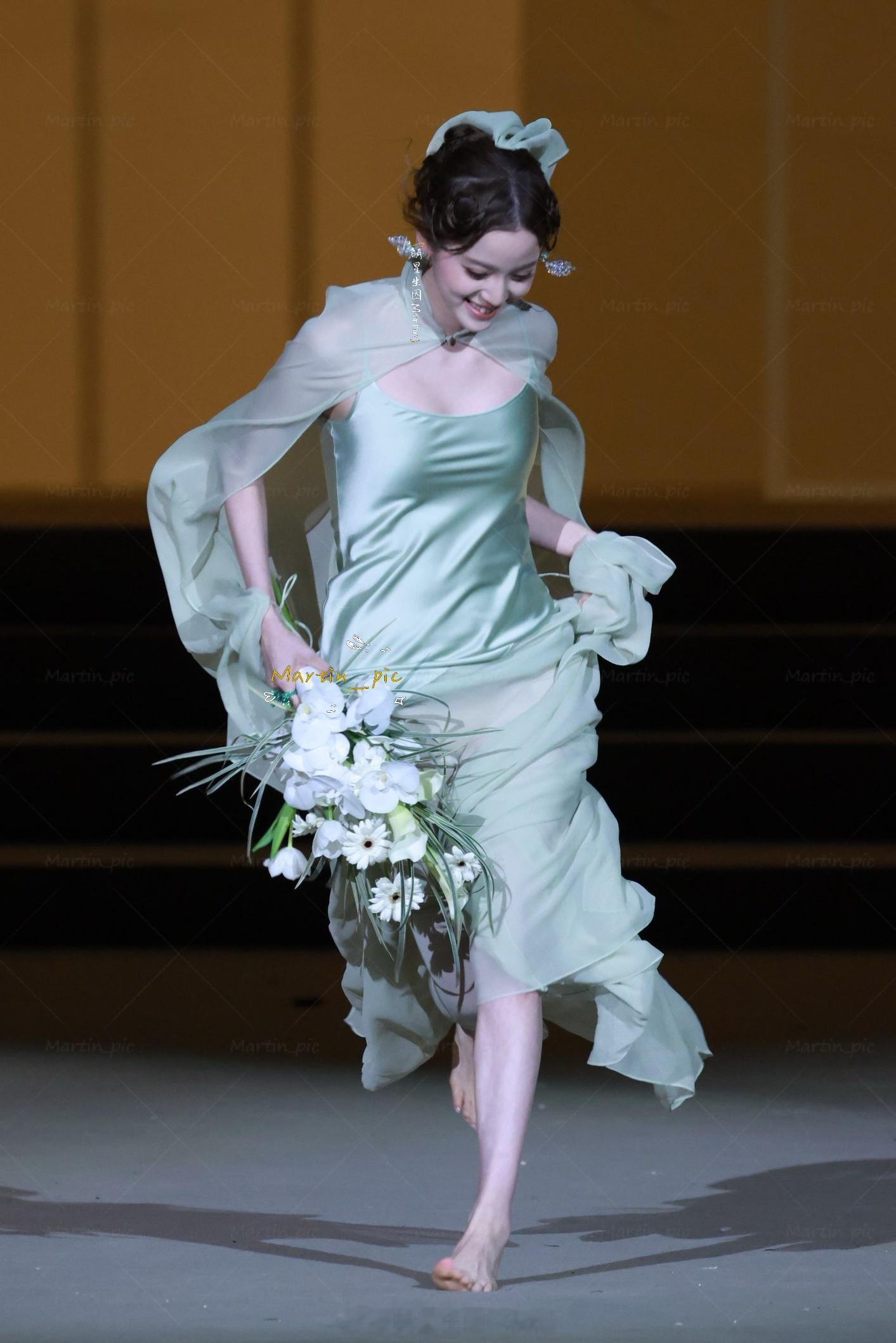 欧阳娜娜[超话]  欧阳娜娜Vogue盛典红毯生图这是从油画里跑出来的绿裙少女吧