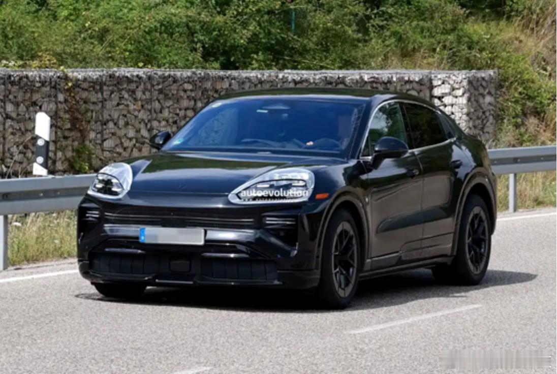 这车大家能认出来吗？其实是保时捷CayenneCoupe EV，正在进行道路测试