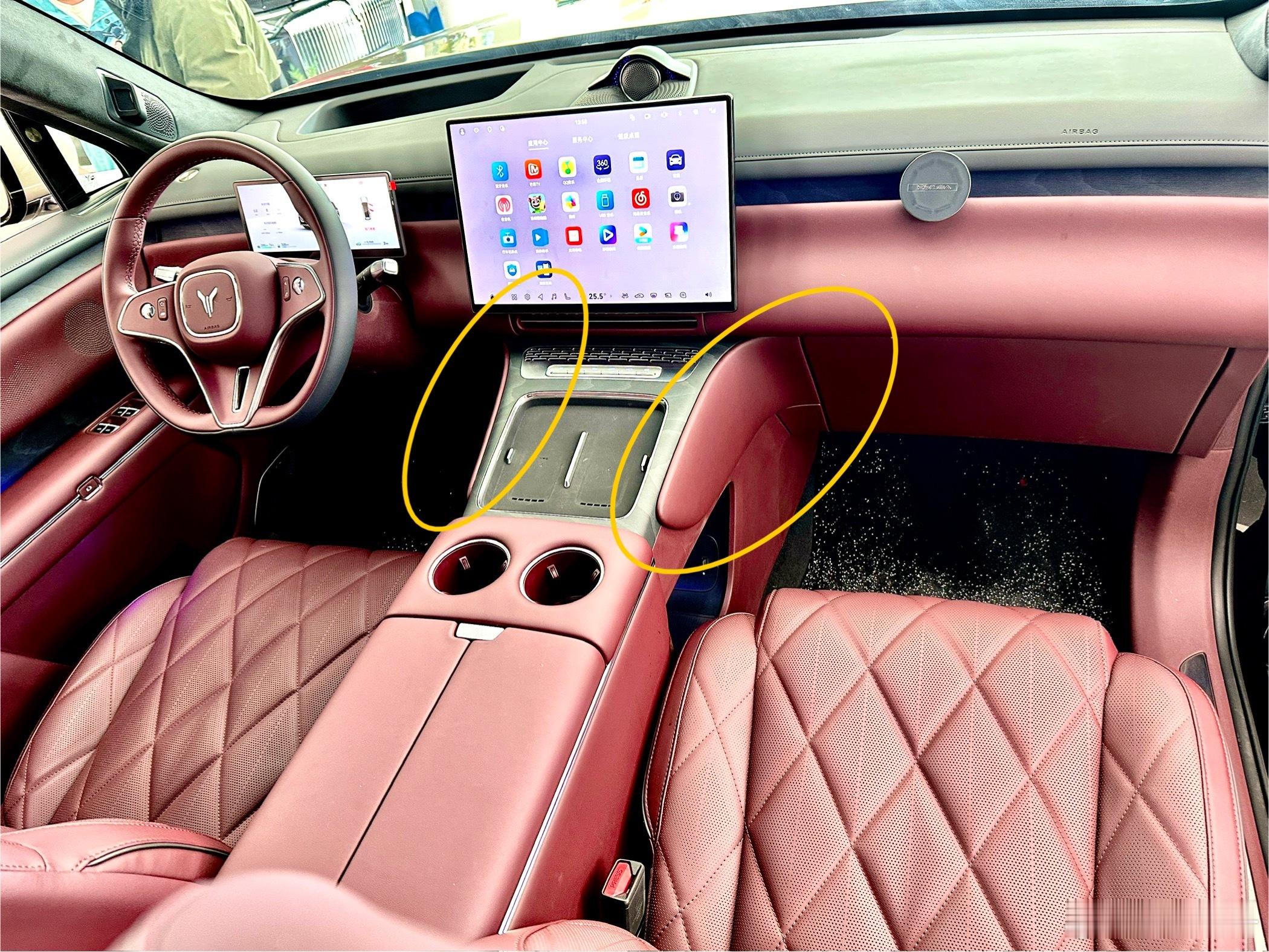 岚图泰山的console两侧带软包护翼，巡航时大腿靠上去更舒服，产品打磨细致入微