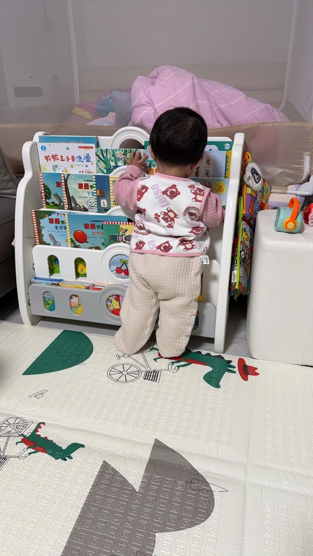 【夫妻二人带娃的每一天】
宝宝1岁啦，这一年我俩自己带娃，真是有苦有甜。

苦的