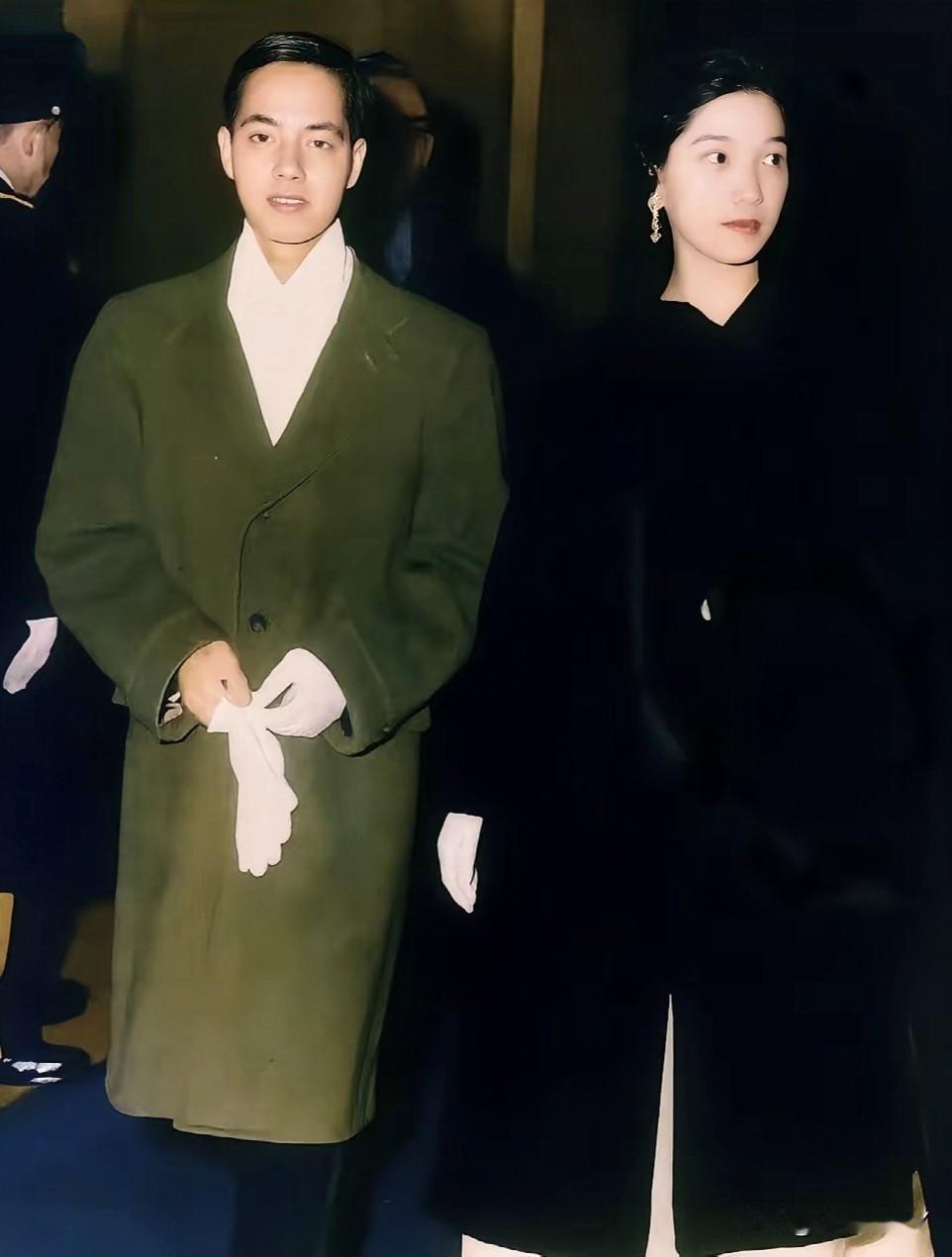 一张老照片，拍摄于上世纪50年代初的美国纽约，原来这才是他们二人年轻时的真实样貌