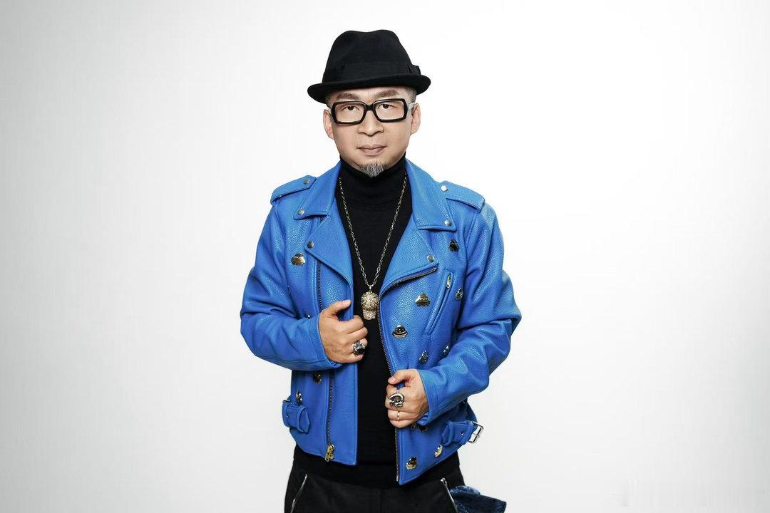 老猫发文夸赞宋亚轩改编伤不起 老猫全肯定小宋的改编、演绎、舞台。这首国语+粤语双