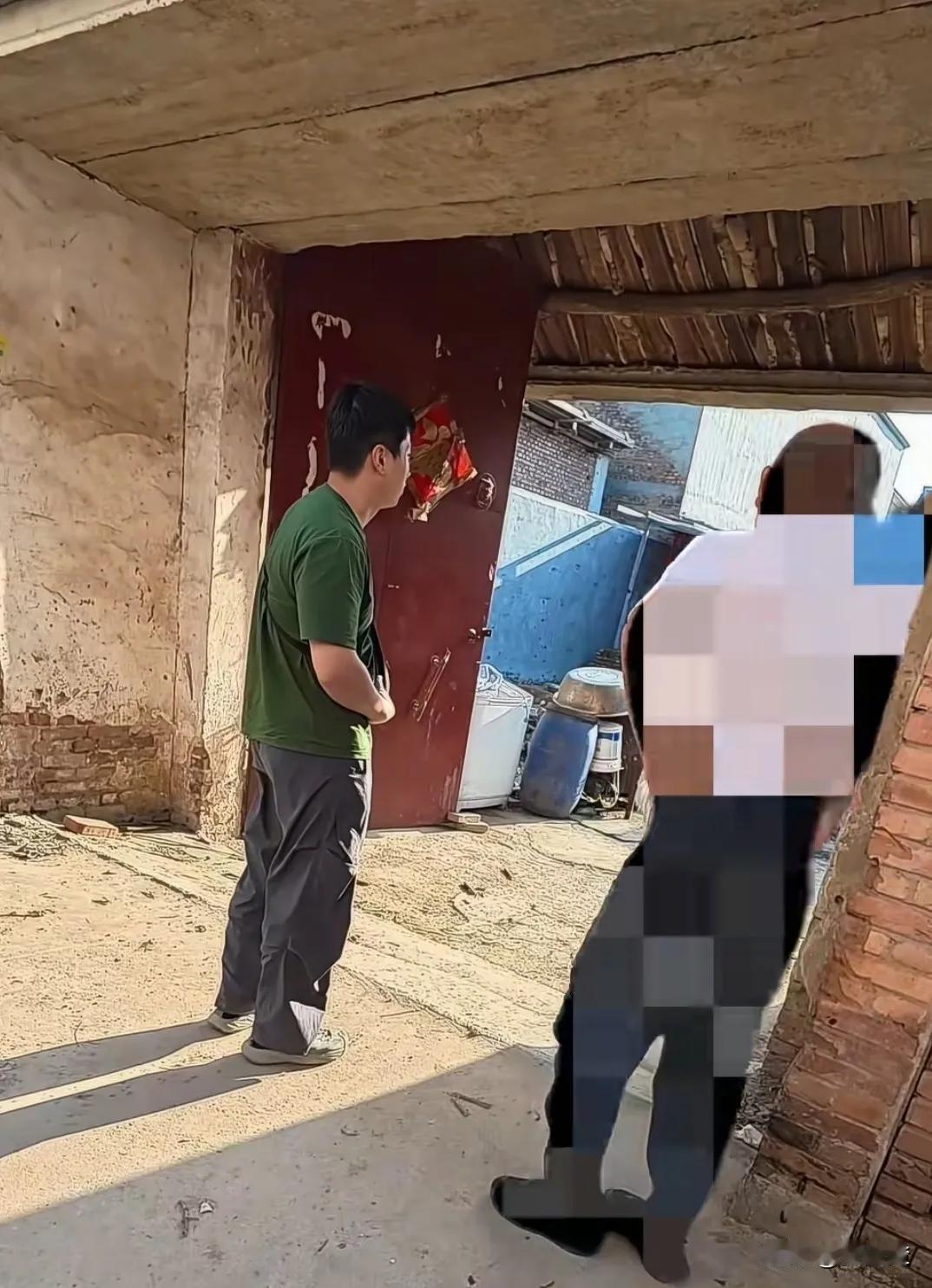 据宰杀狗的贩子说，买来的时候锄头身上的毛已经被褪去了，也就是被剪了毛。他看到狗狗