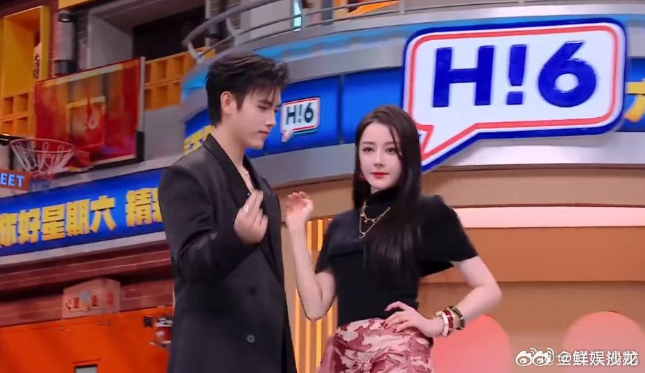 陈飞宇是热巴的贴身保镖吧你好星期六少年感与绅士感并存，陈飞宇轻松带动全场氛围，细